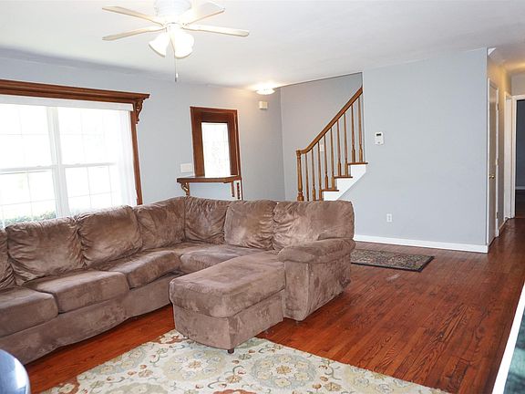 4th image of 472 S Quince Ave