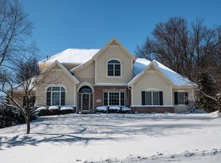631 Stepping Stone Way, Pewaukee, WI 53072