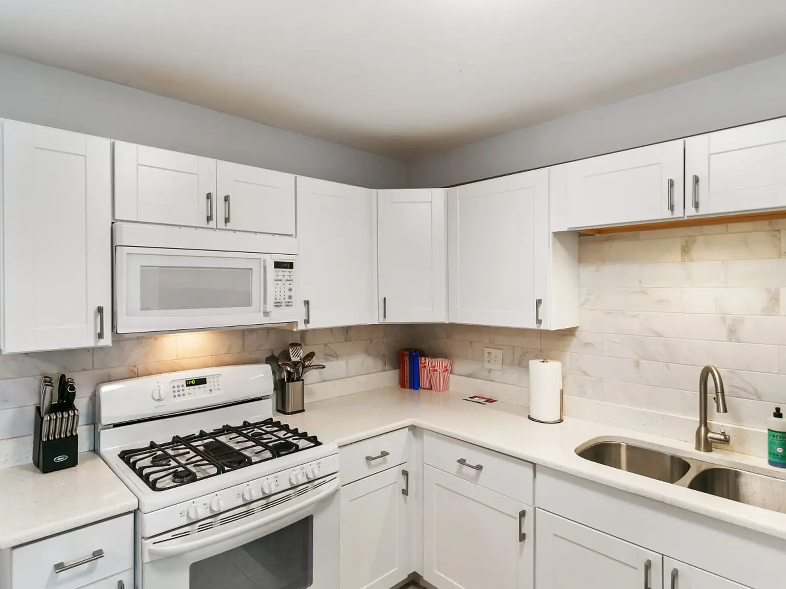 2 bed, 920 sqft, $2,800 — Photo 3