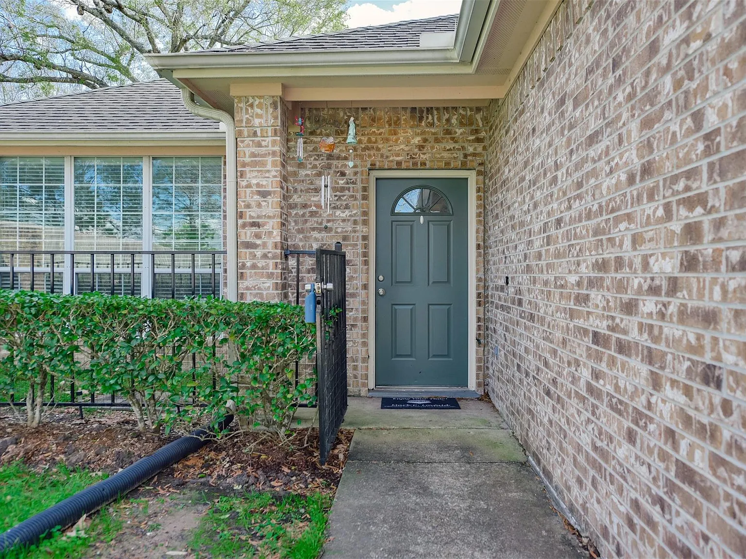 3 bed, 2.0 bath, 1401 sqft, $2,395 — Photo 3