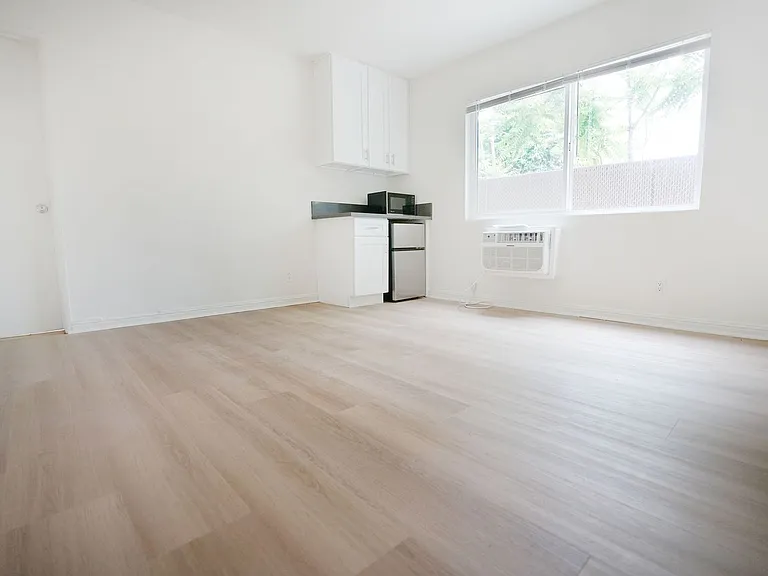 Laurel Cyn 6820 — Photo 2