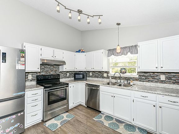 3rd image of 7 Ashwood Cir