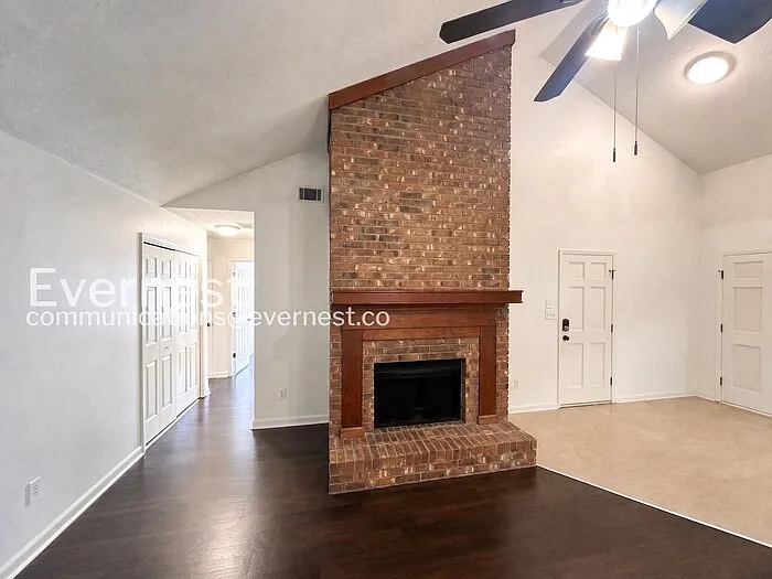 4 bed, 2.0 bath, 1501 sqft, $2,495 — Photo 3