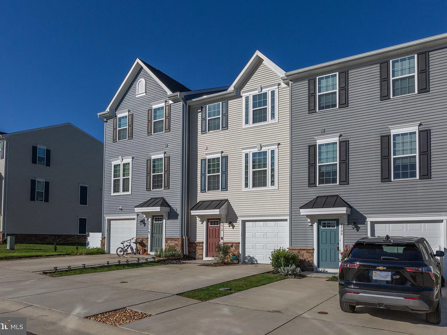 3 bed, 2.5 bath, 1960 sqft, $2,450 — Photo 3