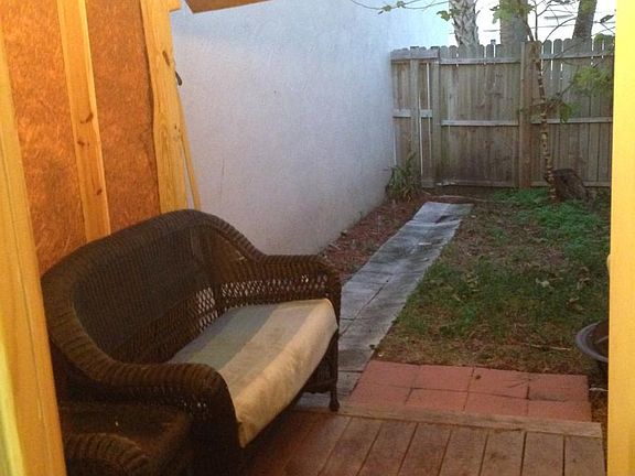 Private Dogwalk / Porch