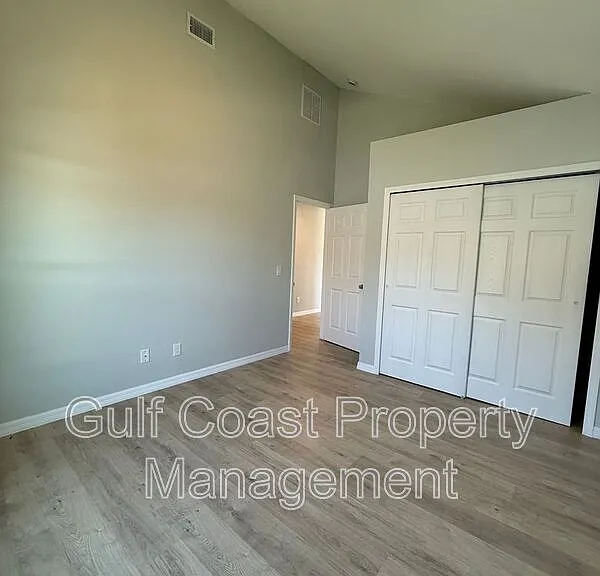 3294 W Price Blvd — Photo 17