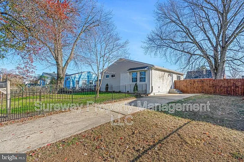 3 bed, 1.0 bath, 955 sqft, $2,550 — Photo 1