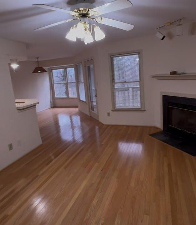 2nd image of 115 Abingdon Ct APT 1D