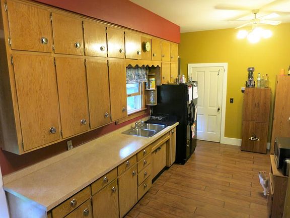4th image of 654 E Rose St