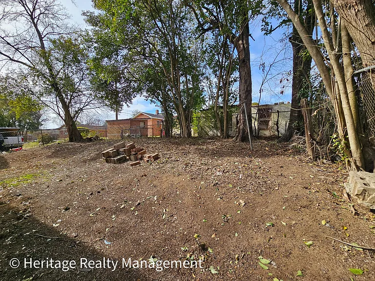 2391 Monroe Ave — Photo 14