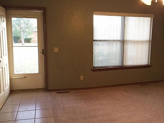 3rd image of 601 E Scott Wayne Dr