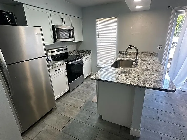 4151 SE 21st Ct — Photo 3