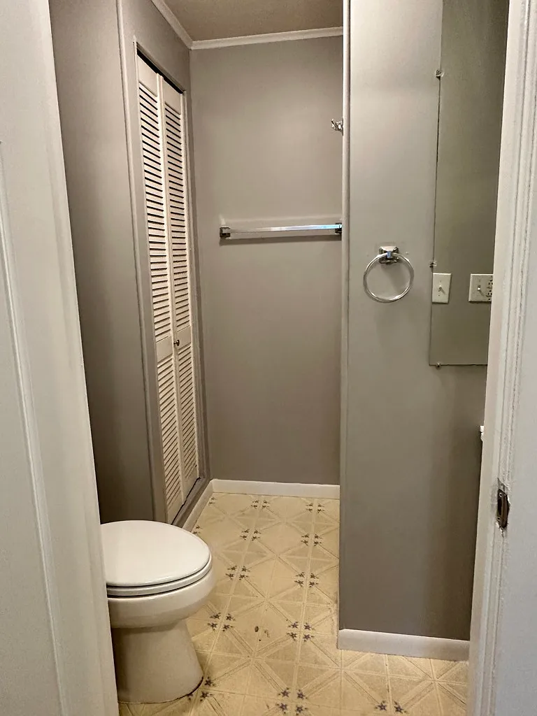 Spacious 4BR Home in Vincennes on Corner Lot with Garage — Photo 4