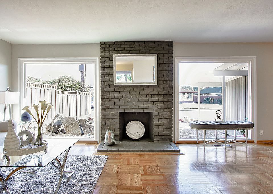 Livingroom with hardwood 