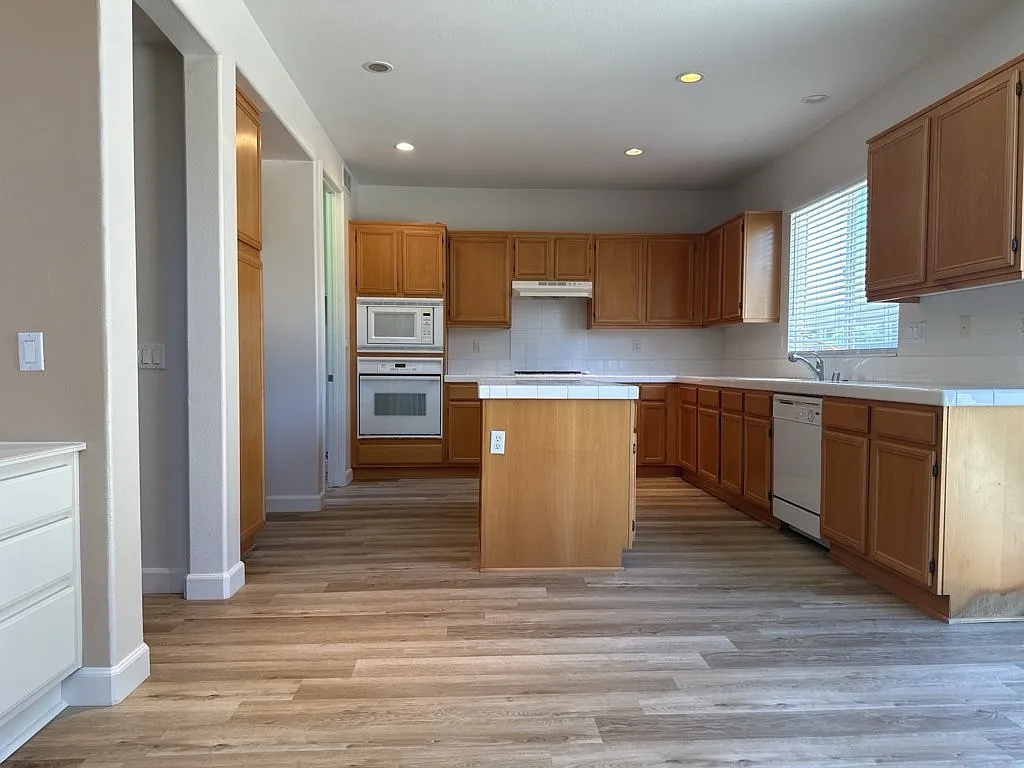 3 bed, 2.5 bath, 2520 sqft, $3,100 — Photo 2