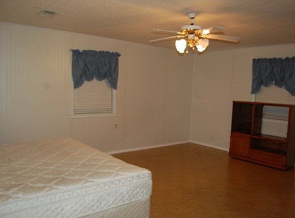 3rd image of 215 E 114th St