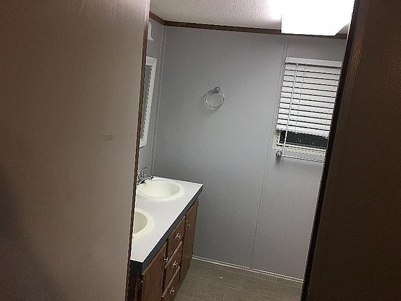 2nd image of 3988 Fm 100