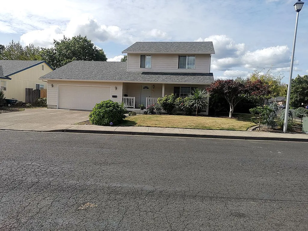 213 SW Huckleberry Dr photo 1