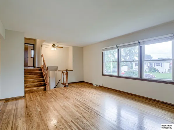 9154 Manderson St, Omaha, NE 68134