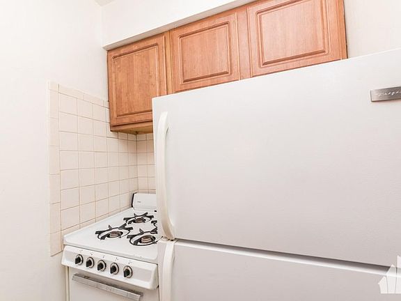 3rd image of 535 W Briar Pl #535/255