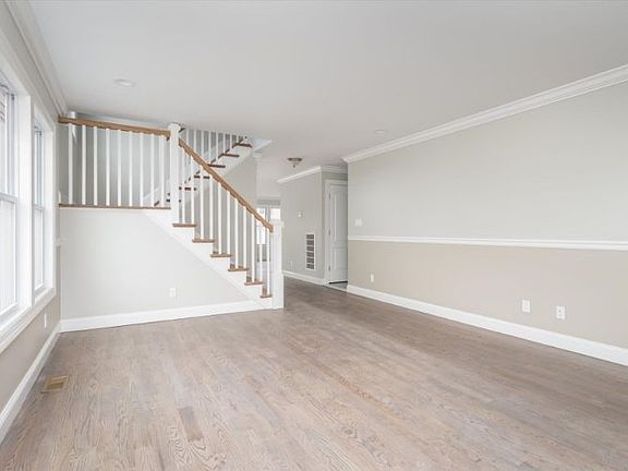 5th image of 970 Merrick Ave