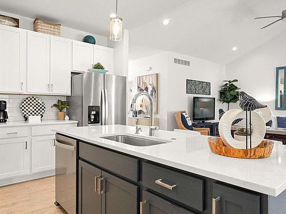 3rd image of 12854 Poppy Ln