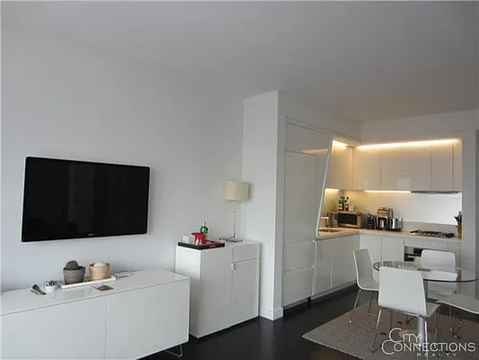 Rented by City Connections Realty | media 74