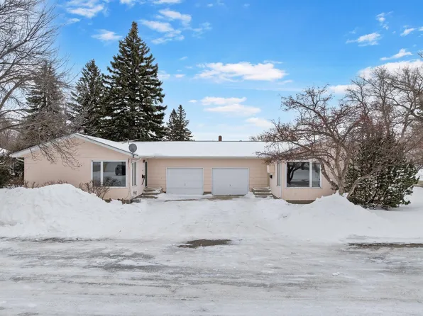 319 8th St W, Bottineau, ND 58318