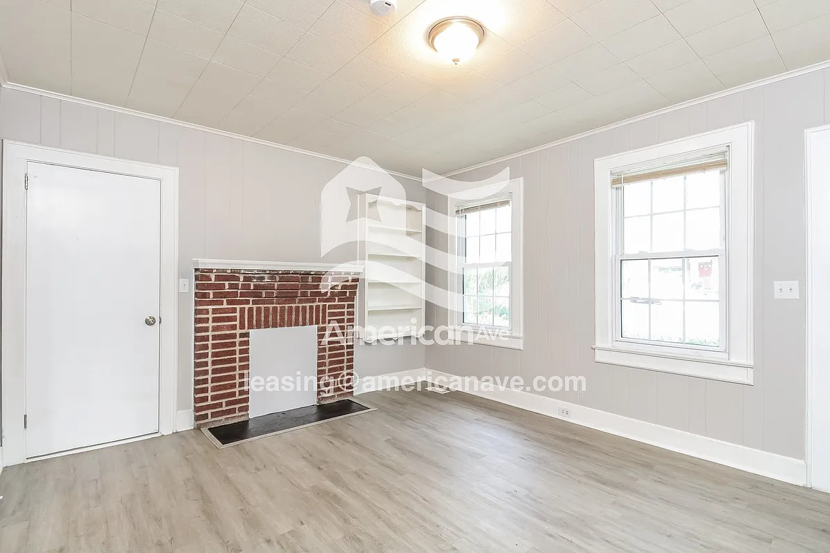 556792_002_wm_-_living_room_12920672.jpg - 407 Pineneedle Rd