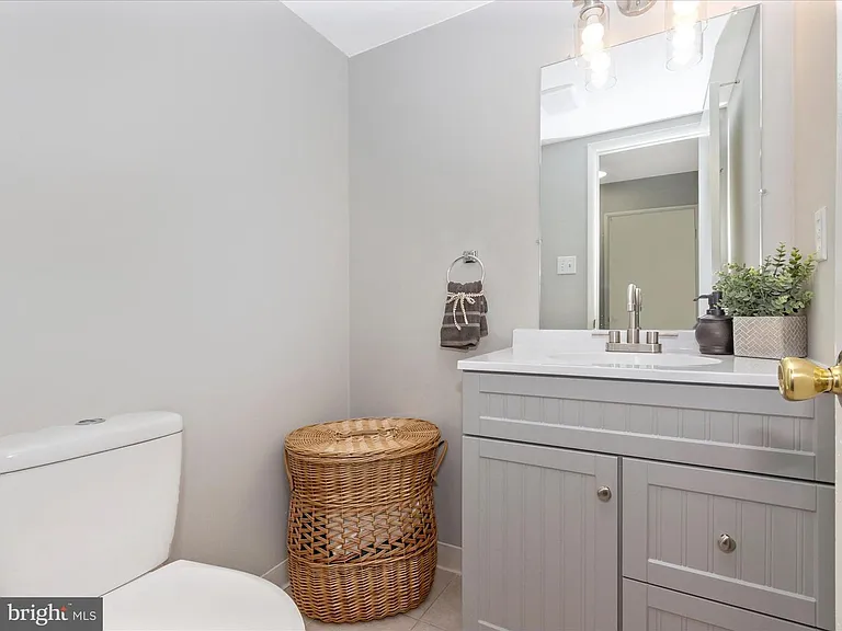 527 W Diamond Ave — Photo 2
