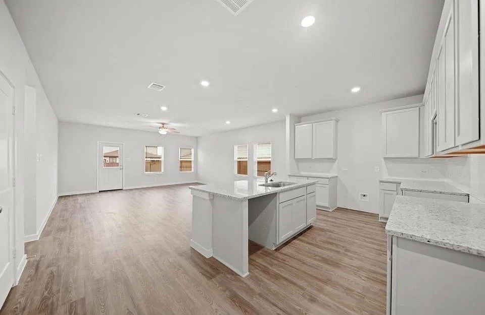 4 bed, 3.0 bath, 2012 sqft, $2,100 — Photo 3