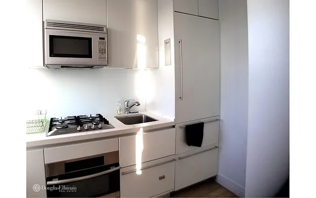 Rented by Douglas Elliman | media 23