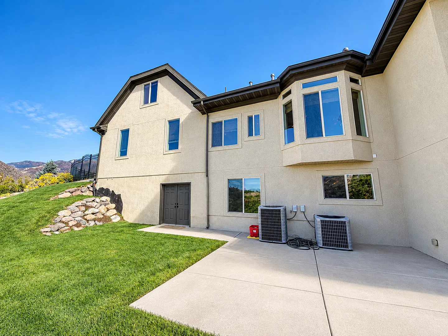 Beautiful Draper Home with Spacious Living & Prime Location — Photo 3