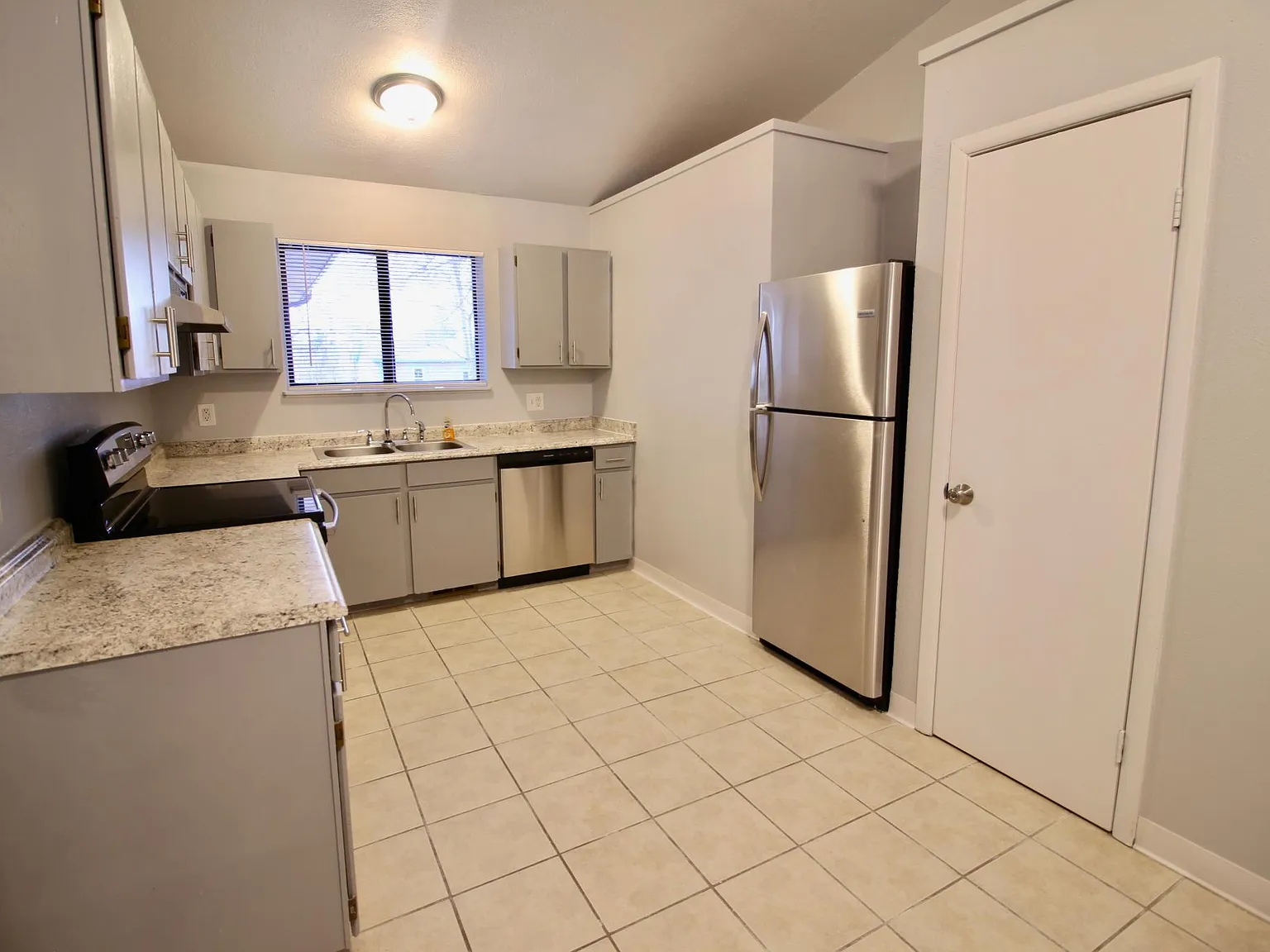3 bed, 1600 sqft, $2,500 — Photo 4