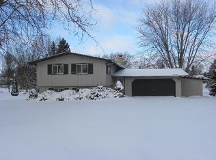 N8383 Parkview Dr, Ixonia, WI 53036
