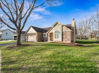 1135 Newcastle Ln, Aurora, IL 60506