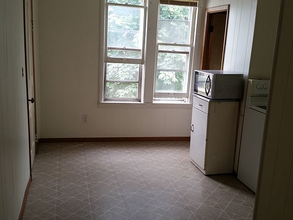 Upper unit eat in kitchen