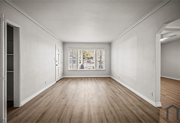 3rd image of 7702 Hollywood Blvd