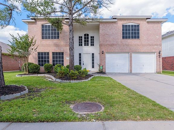 There was NO flooding at this home. There's attractive landscaping and recent sprinklers installed.