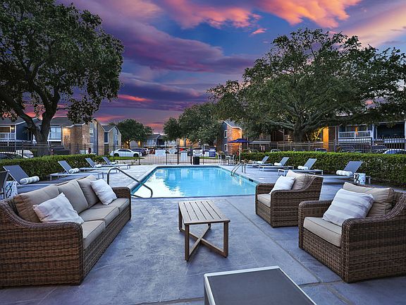 Sparkling Pool w/ Comfortable Seating