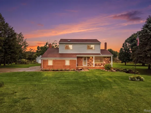 2800 Cedar Valley Dr, Howell, MI 48843
