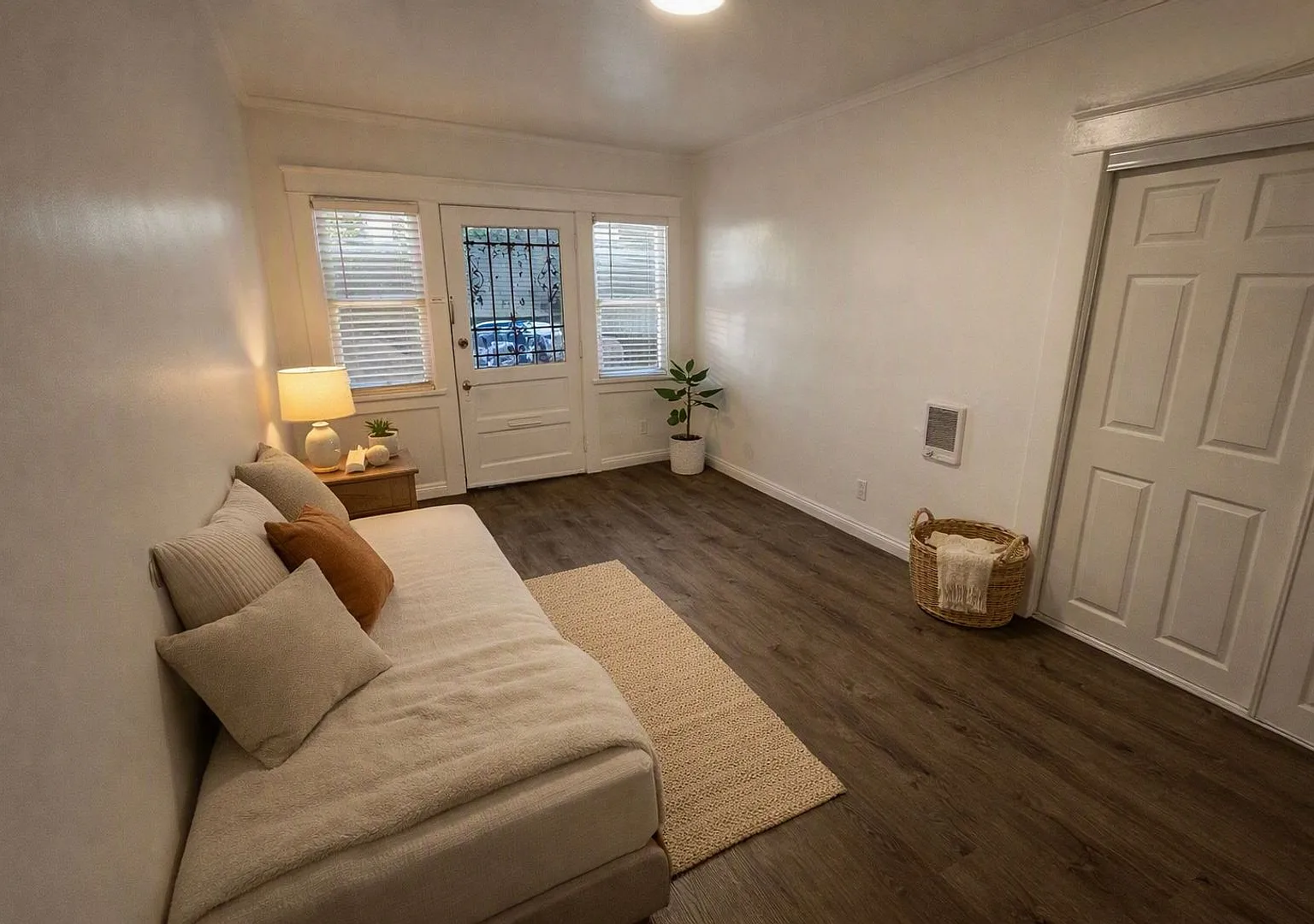 Move In Special: Lower 1 Bedroom Backhouse — Photo 3