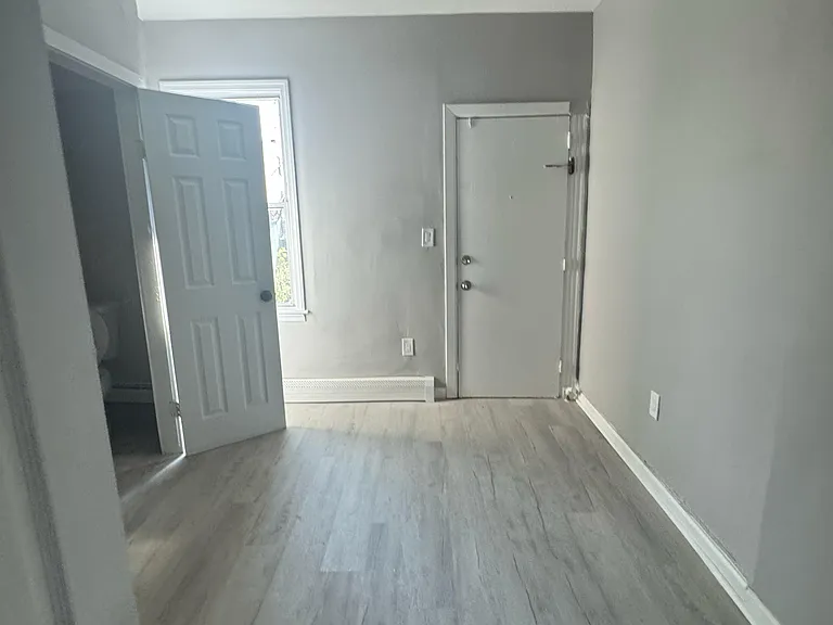 125-127 Redwood Ave #2A — Photo 3