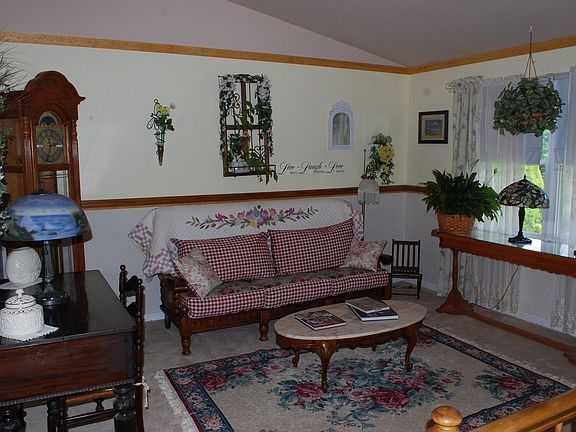 Living Room 13'7" x 13'