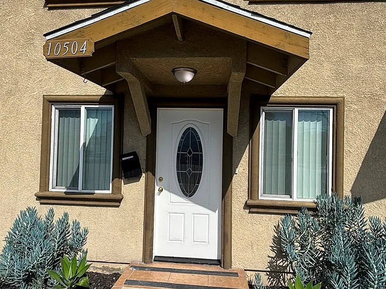 10504 S San Pedro St — Photo 2