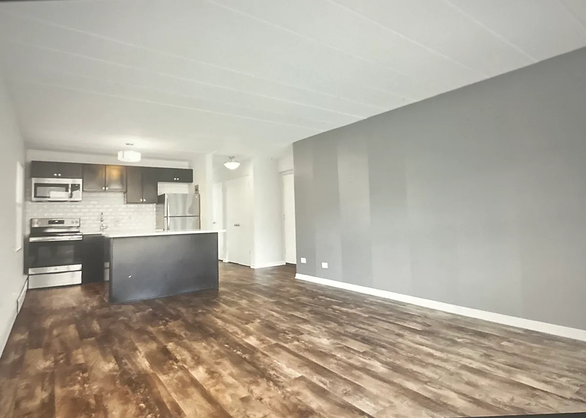 Building Photo - 6007 N Kenmore Ave #401
