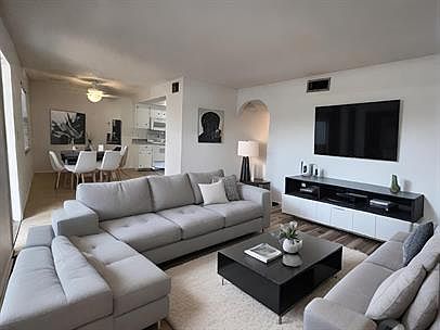 2nd image of 639 SE 13th Ave APT 118