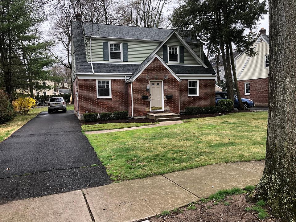 Front entrance door leads to foyer containing doors for 1st and 2nd floor apartments.