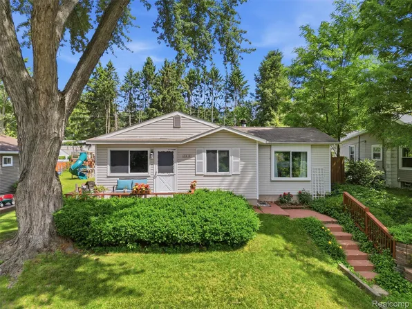 10610 Estola Ave, White Lake, MI 48386