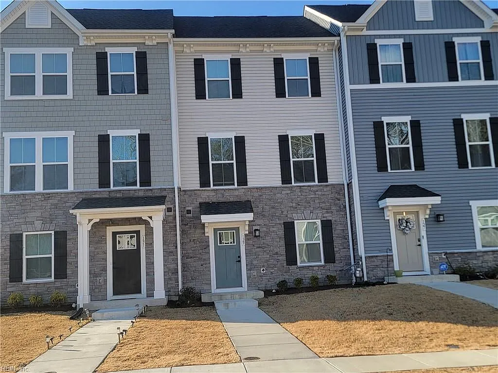 3 bed, 2.5 bath, 1577 sqft, $2,700 — Photo 3